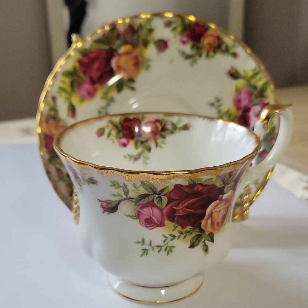 Old Country Roses Teacup & Saucet Set